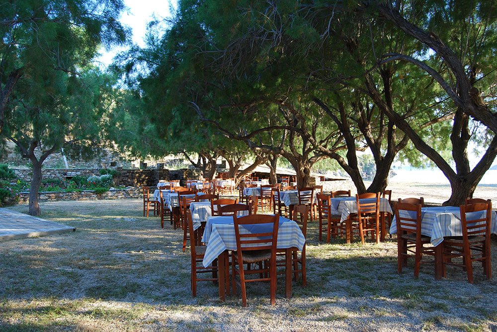 Le restaurant grill Giorgos-Dimitris à la plage Fassolou de Faros
