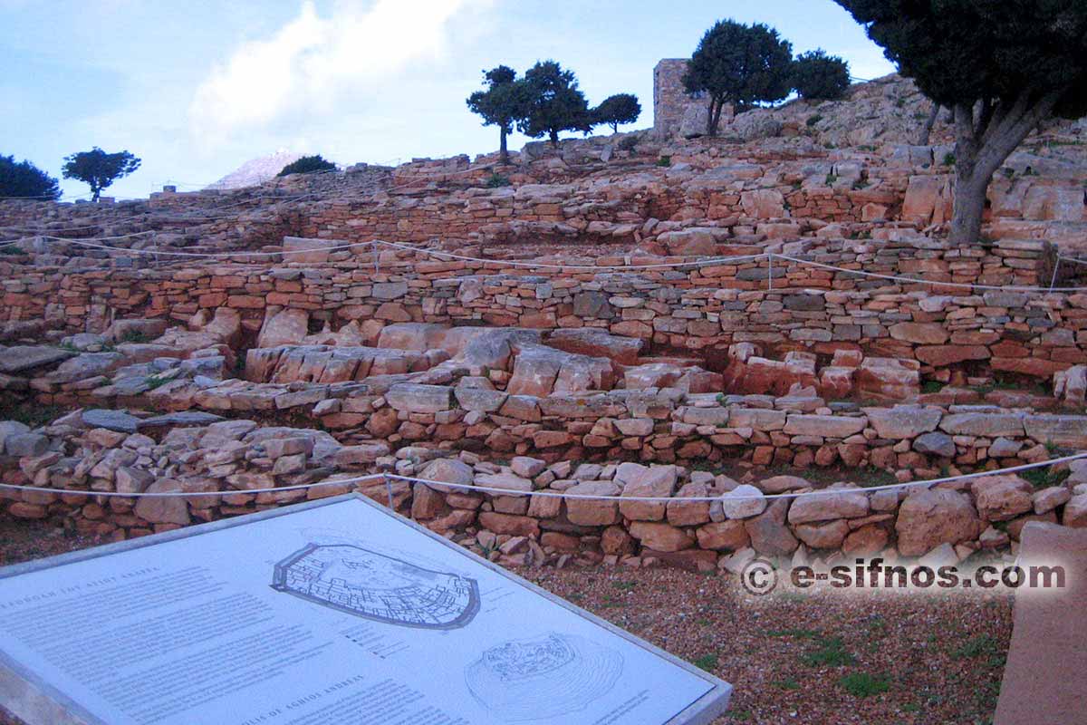 Marcher autour de la Citadelle mycénienne d'Agios Andreas à Sifnos
