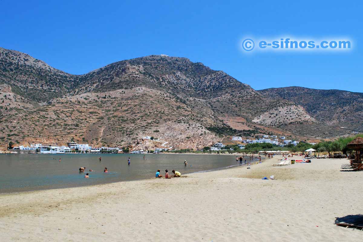 La plage de Kamares du quartier Agia Marina