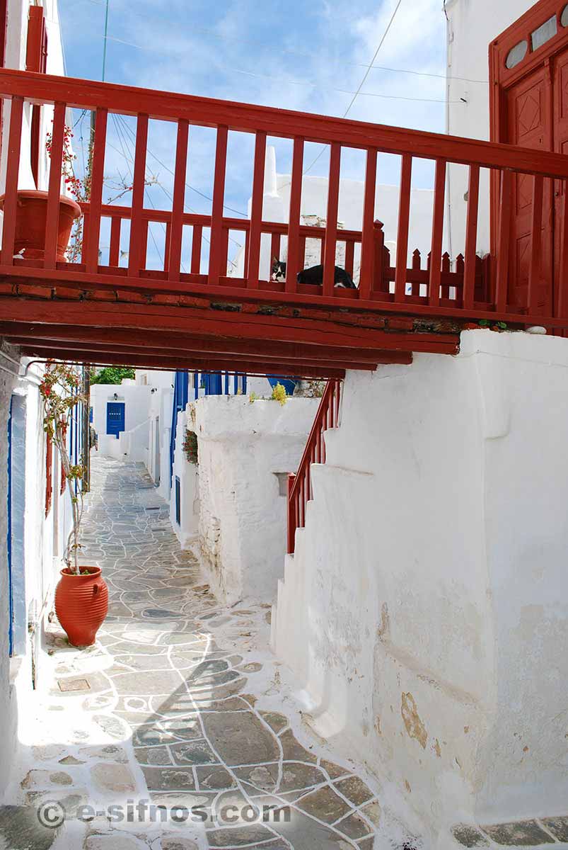 Un rouge balcon dans le village de Kastro à Sifnos