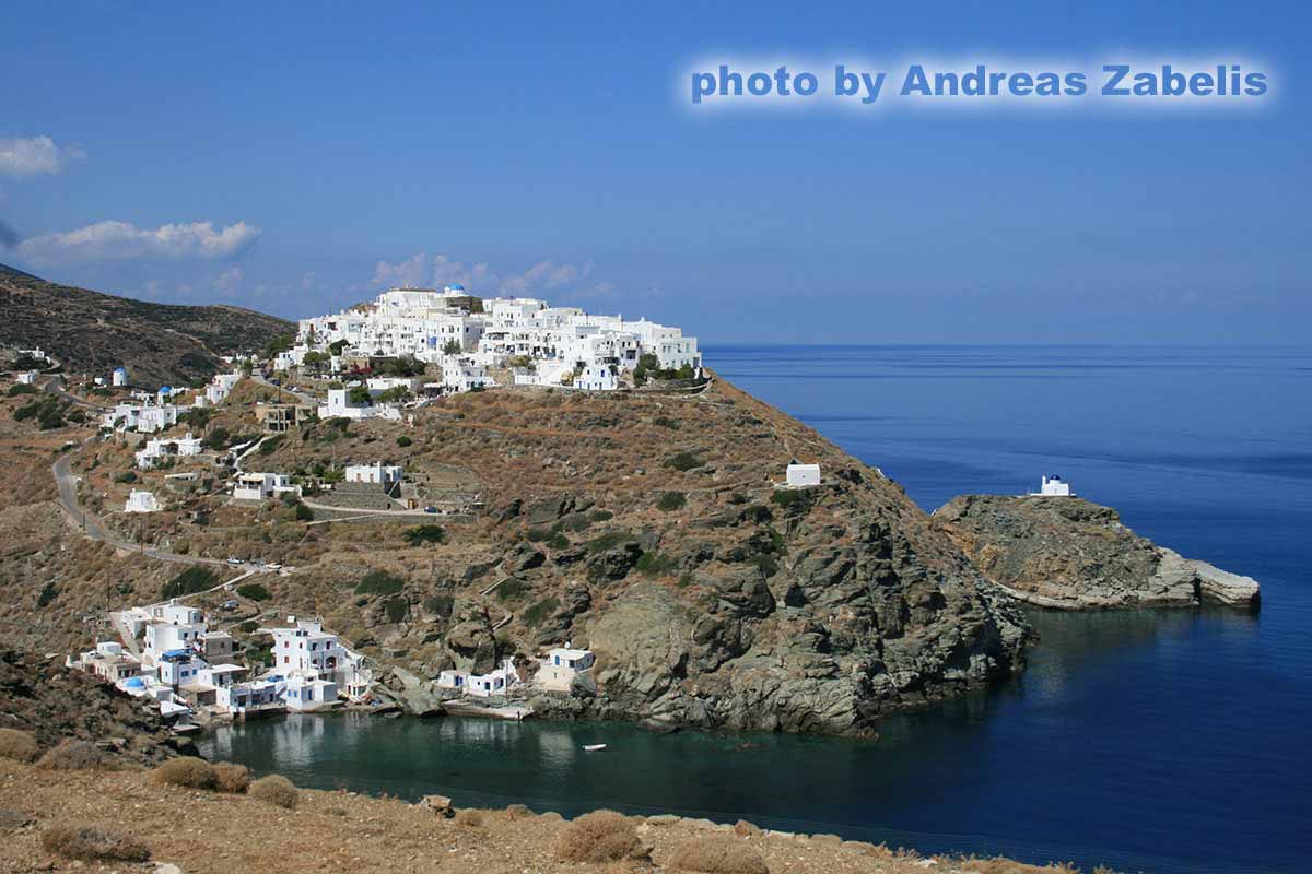 Le village de Kastro et le petit port de Seralia à Sifnos