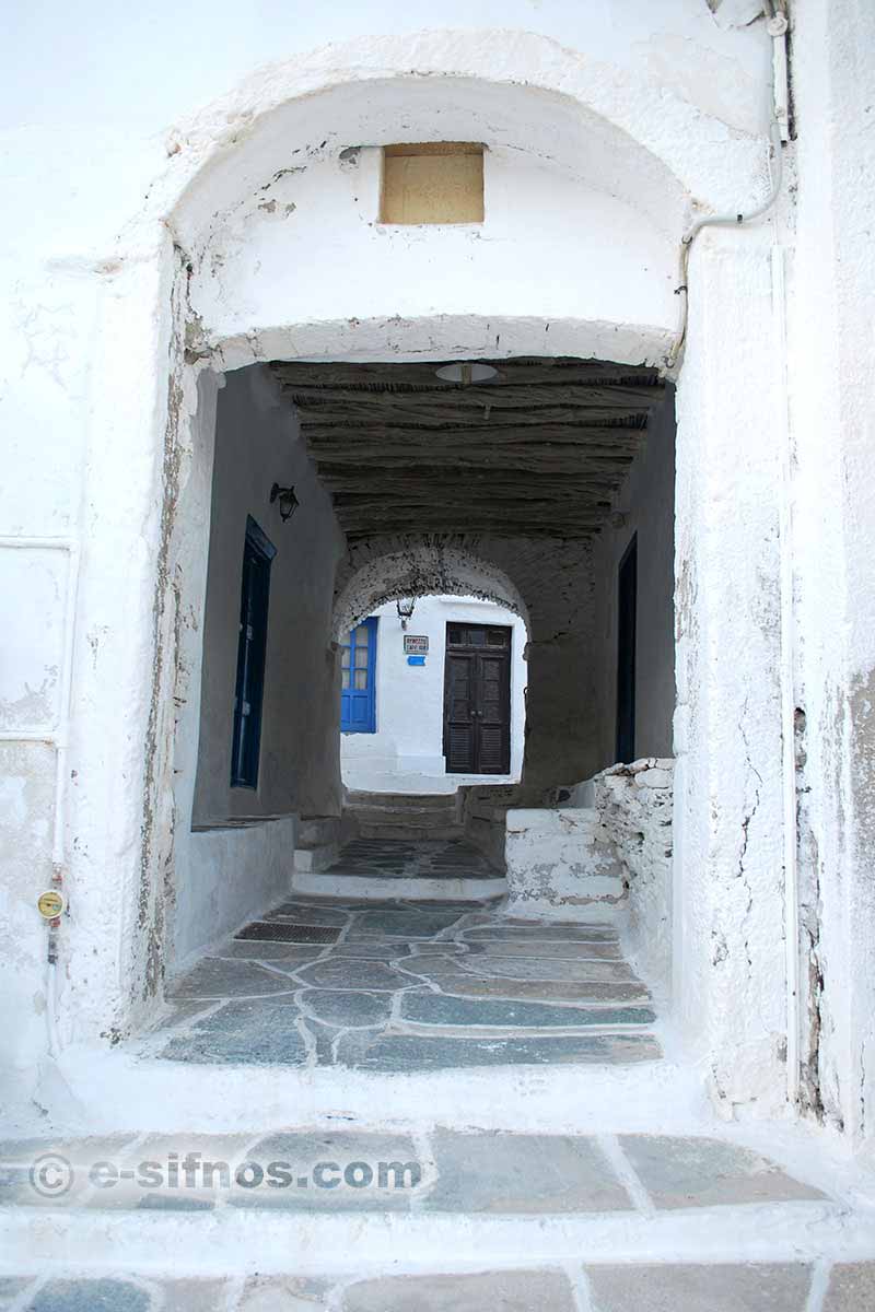 Une ancienne entrée du village Kastro