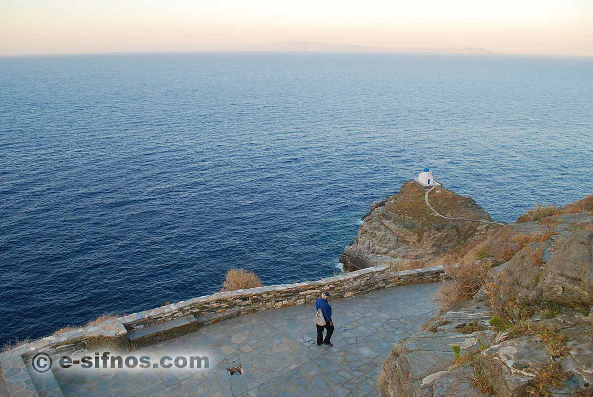Marcher sur le chemin périphérique de Kastro à Sifnos