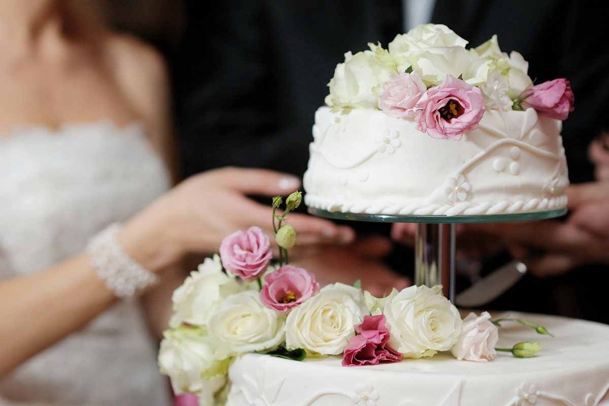 Un gâteau de mariage décoré avec des roses