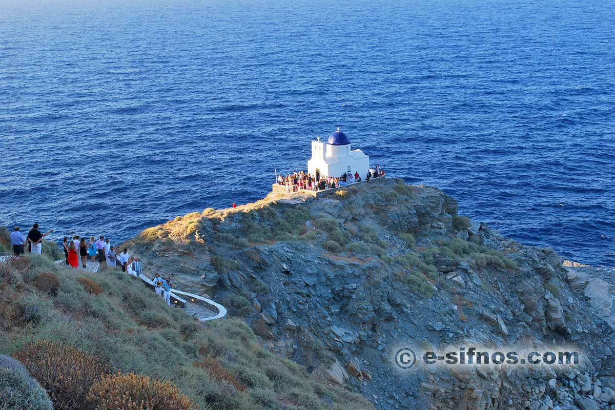 Mariage à la petite église de 7 Martyres à Kastro