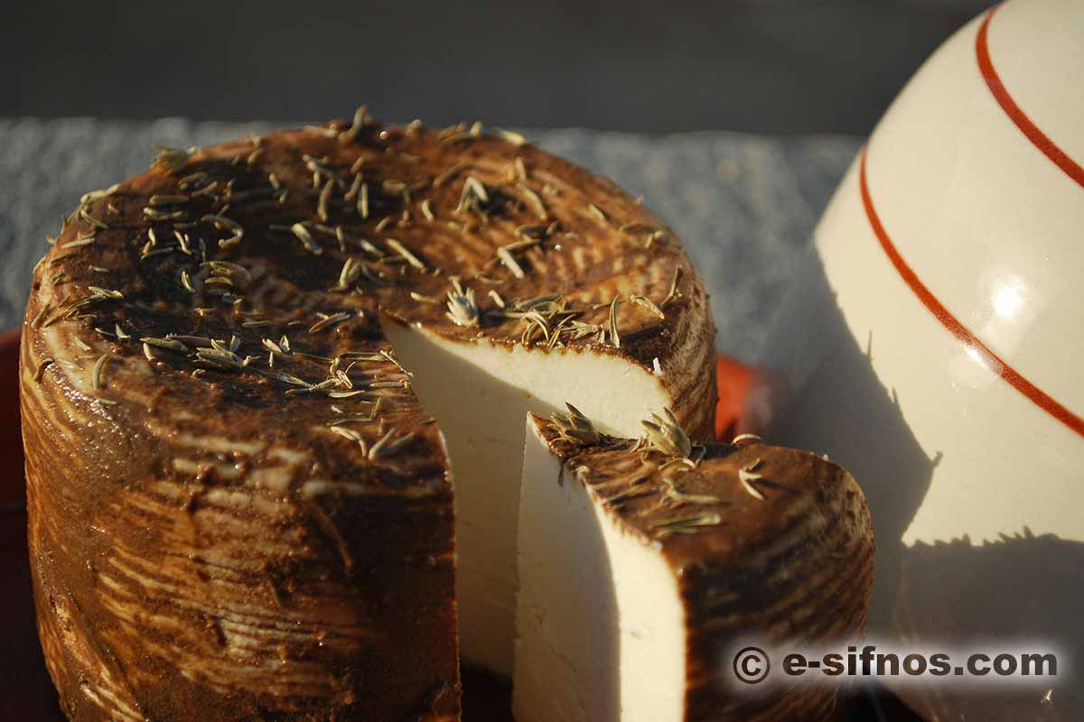 Manoura [fromage] mûri dans la lie de vin, fromage traditionnel de Sifnos