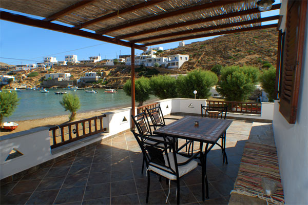 Maria studios dans Cheronissos, par la mer