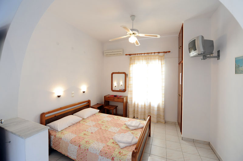 Katerina chambres à Agia Marina de Kamares avec vue magique pour le coucher du soleil