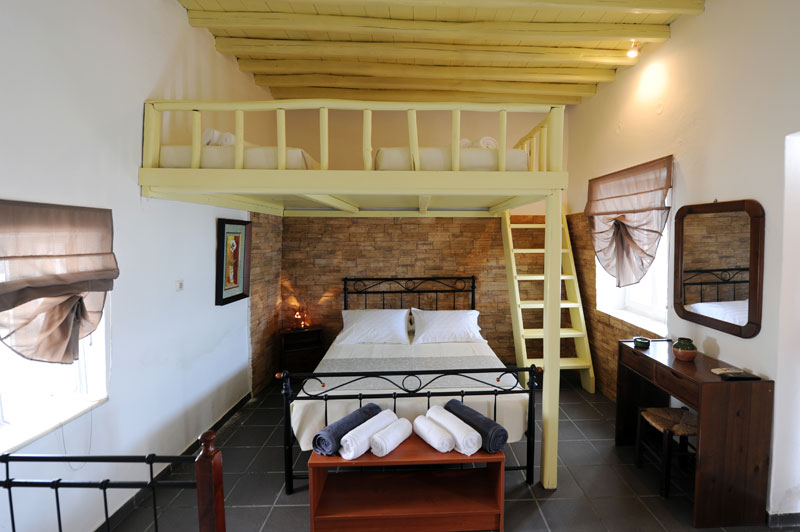 Hébergement Notos à Platis Gialos, à droite sur la plage