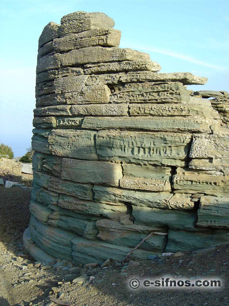 La tour noire dans Exabela de Sifnos