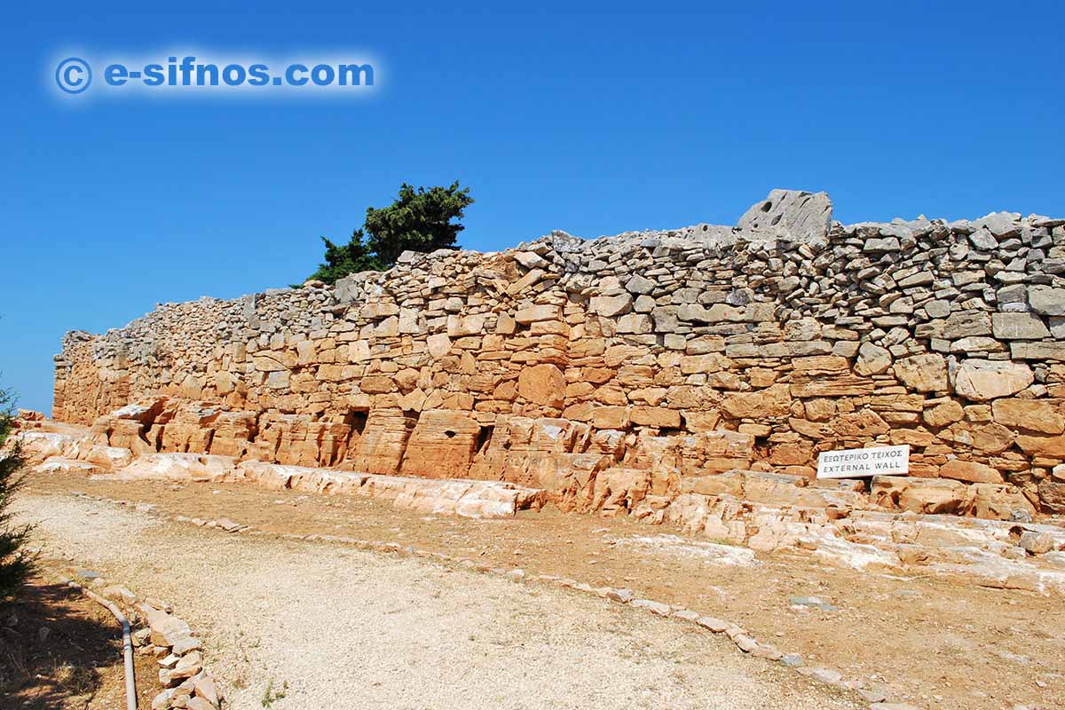 La paroi extérieure de la Citadelle mycénienne d'Agios Andreas à Sifnos
