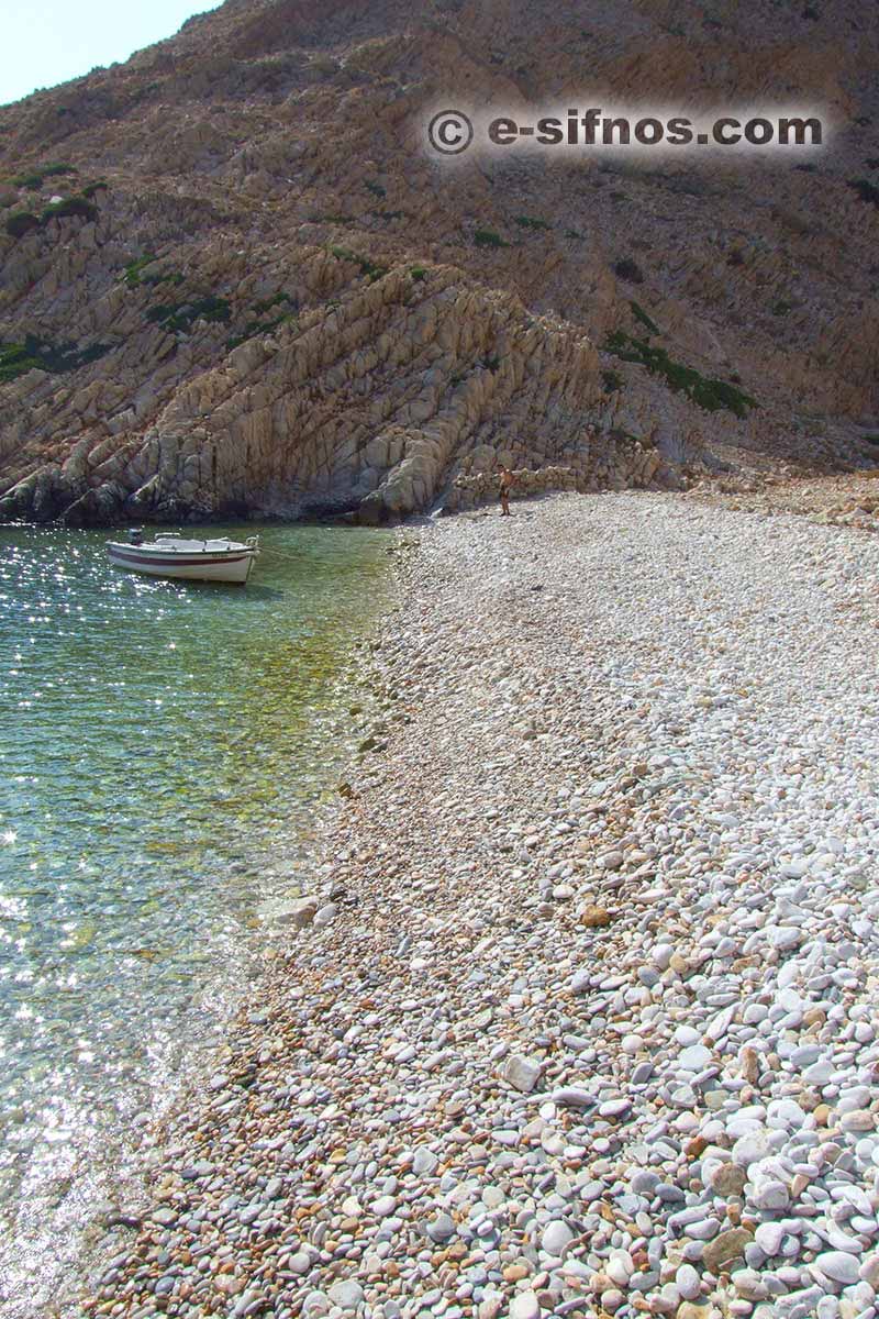 La côte de galets Gialoudia à Sifnos