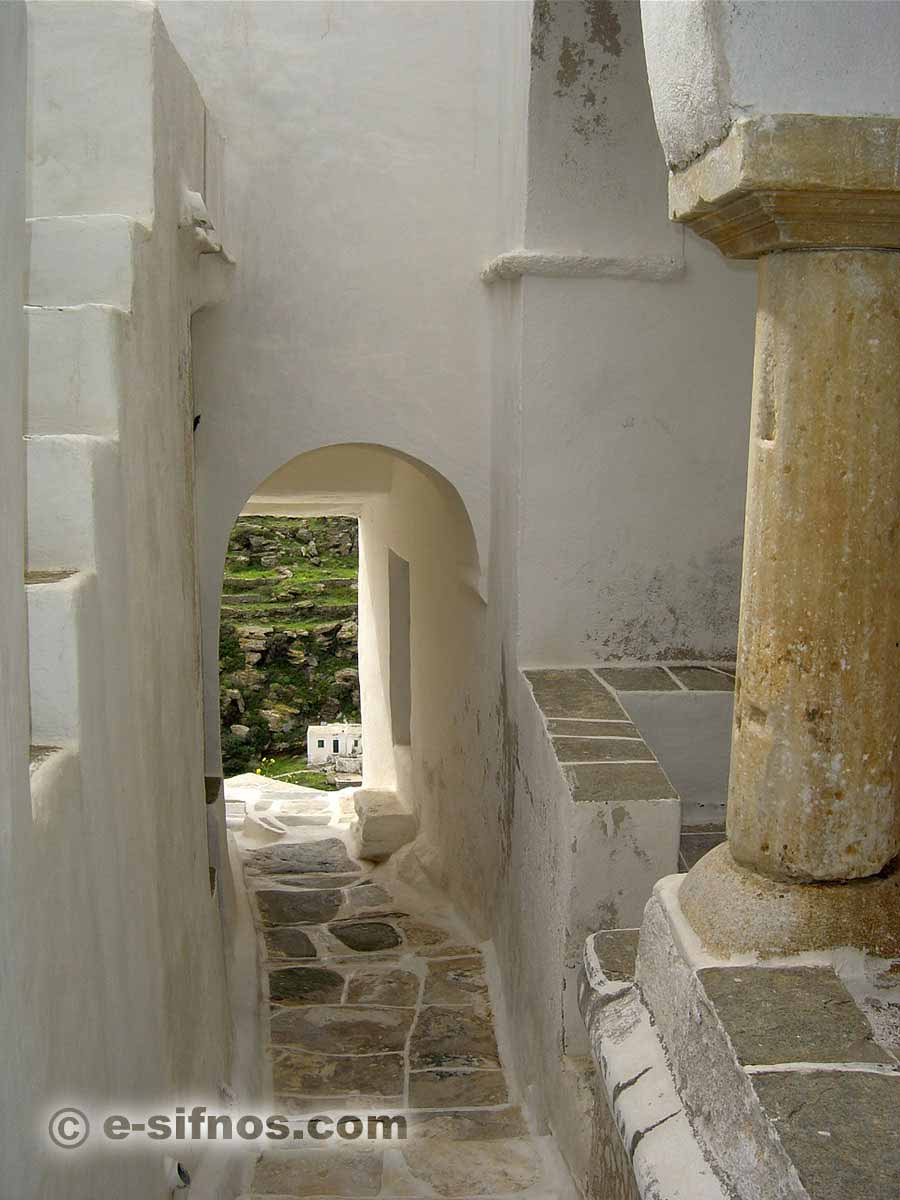Ruelle à Kastro, au premier plan d'une colonne antique