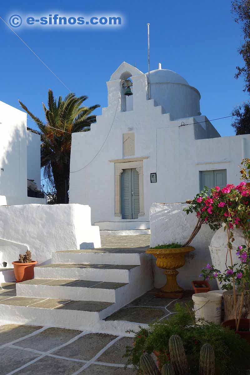 Église dans le village d'Agios Loukas
