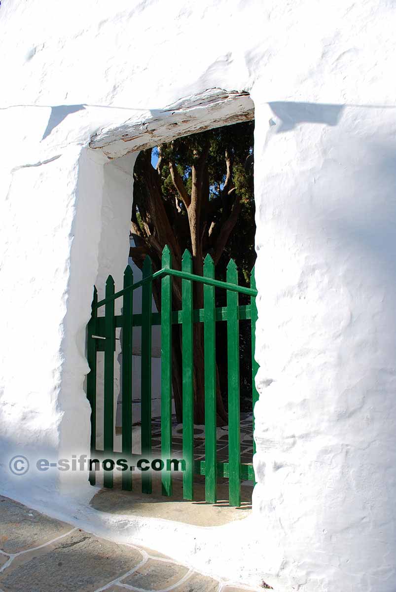 Une porte verte en bois à Apollonia