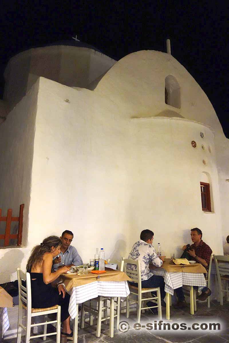 Un restaurant à l'allée centrale d'Apollonia