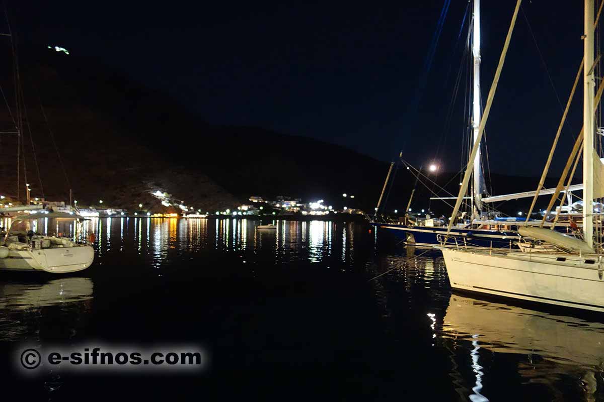 Vue de nuit de Kamares avec des bateaux à voile