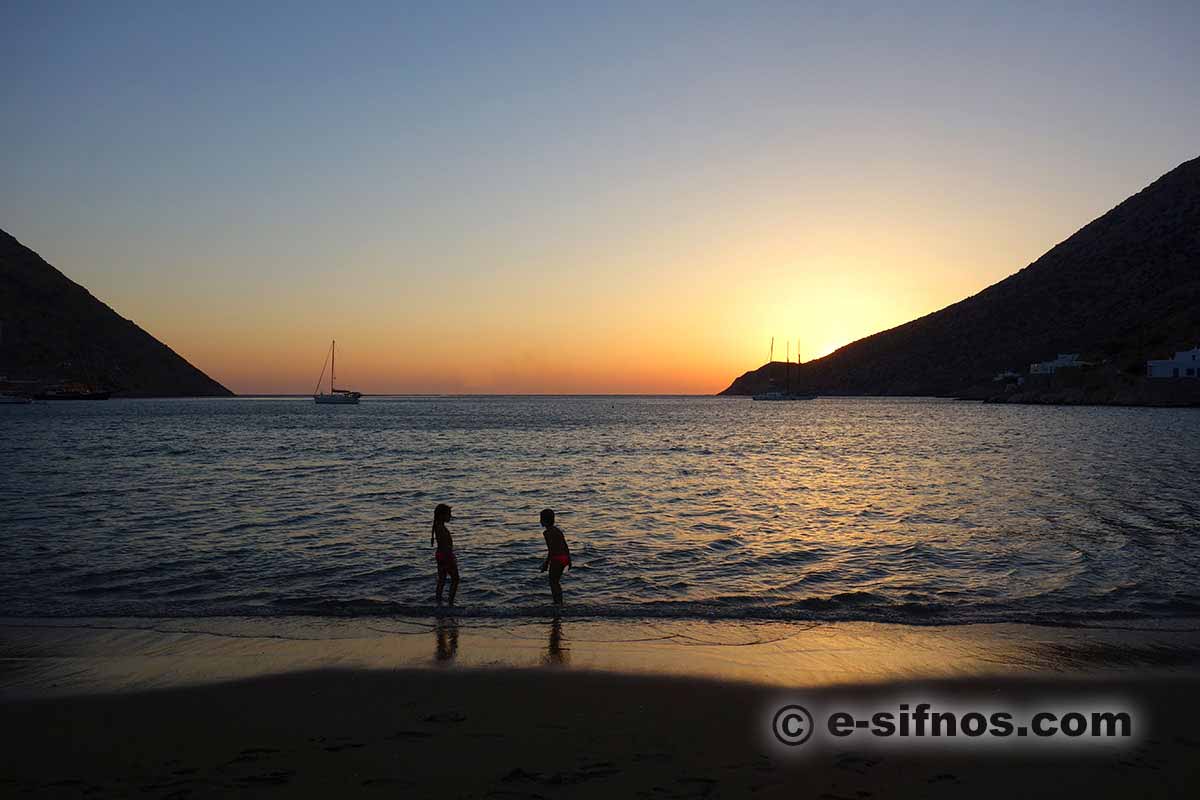 Enfants jouant sur la plage au coucher du soleil