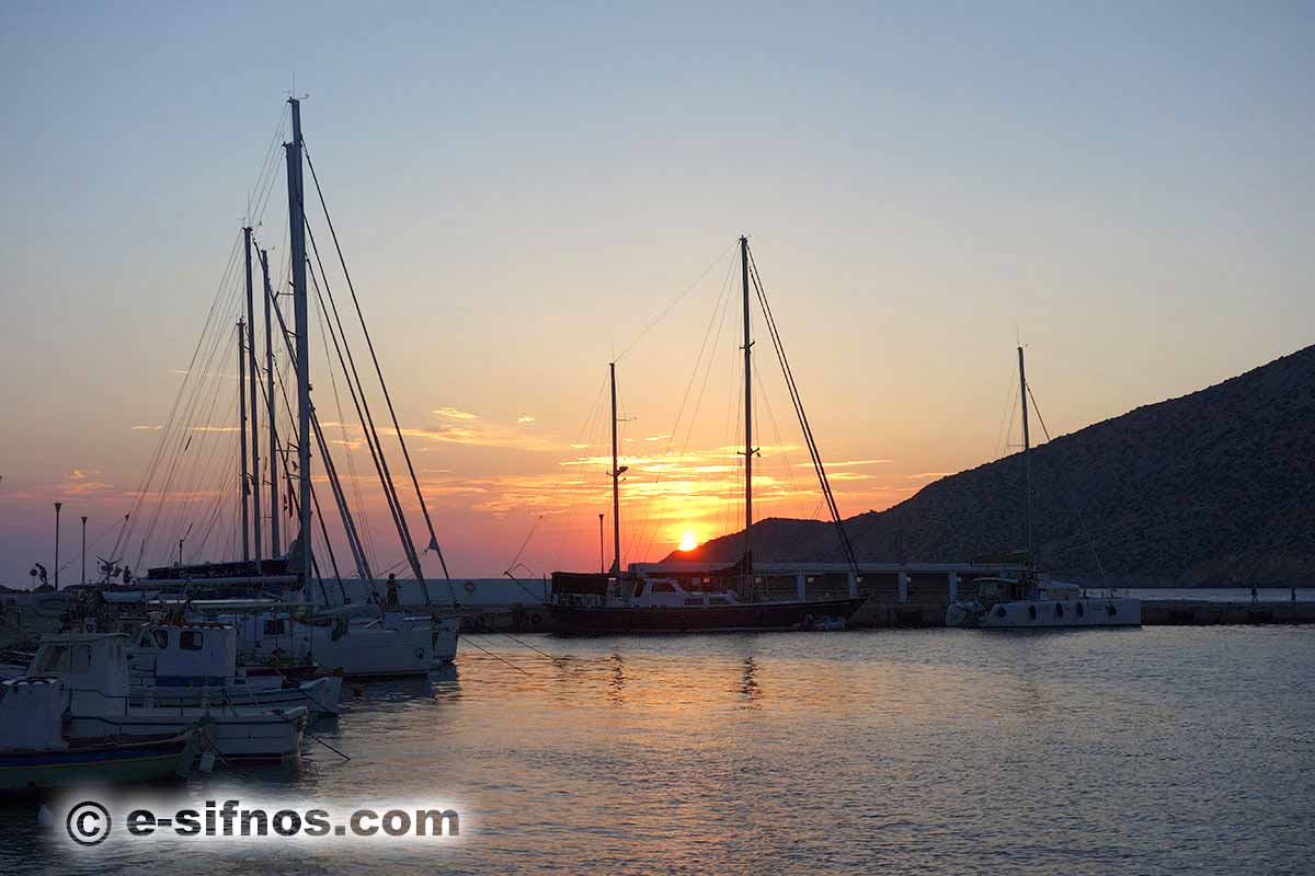 Bateaux à voile dans le port de Sifnos, au coucher du soleil