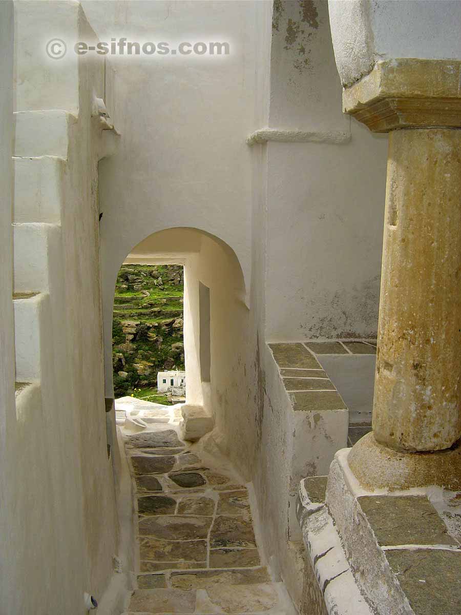 Ruelle dans le village de Kastro avec une colonne antique