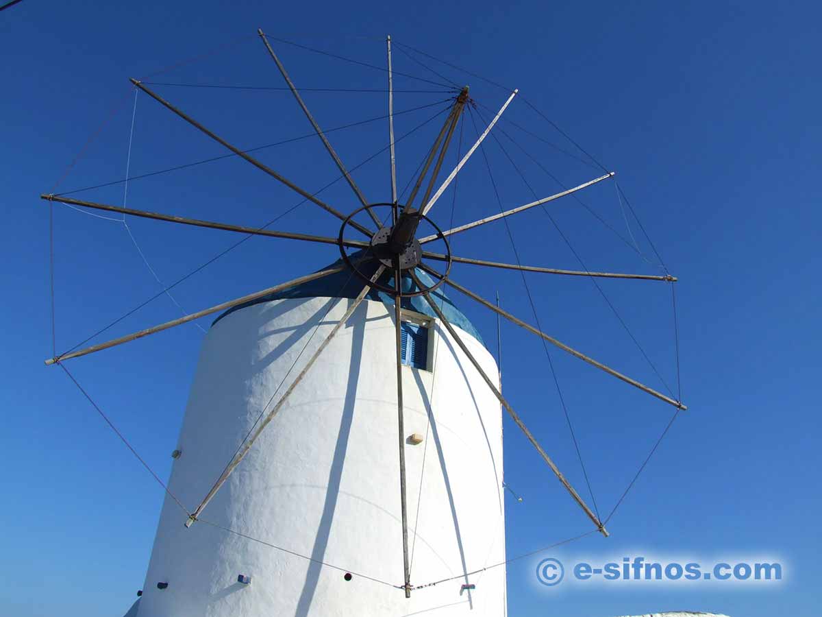Moulin à vent traditionnel au village d'Artemonas