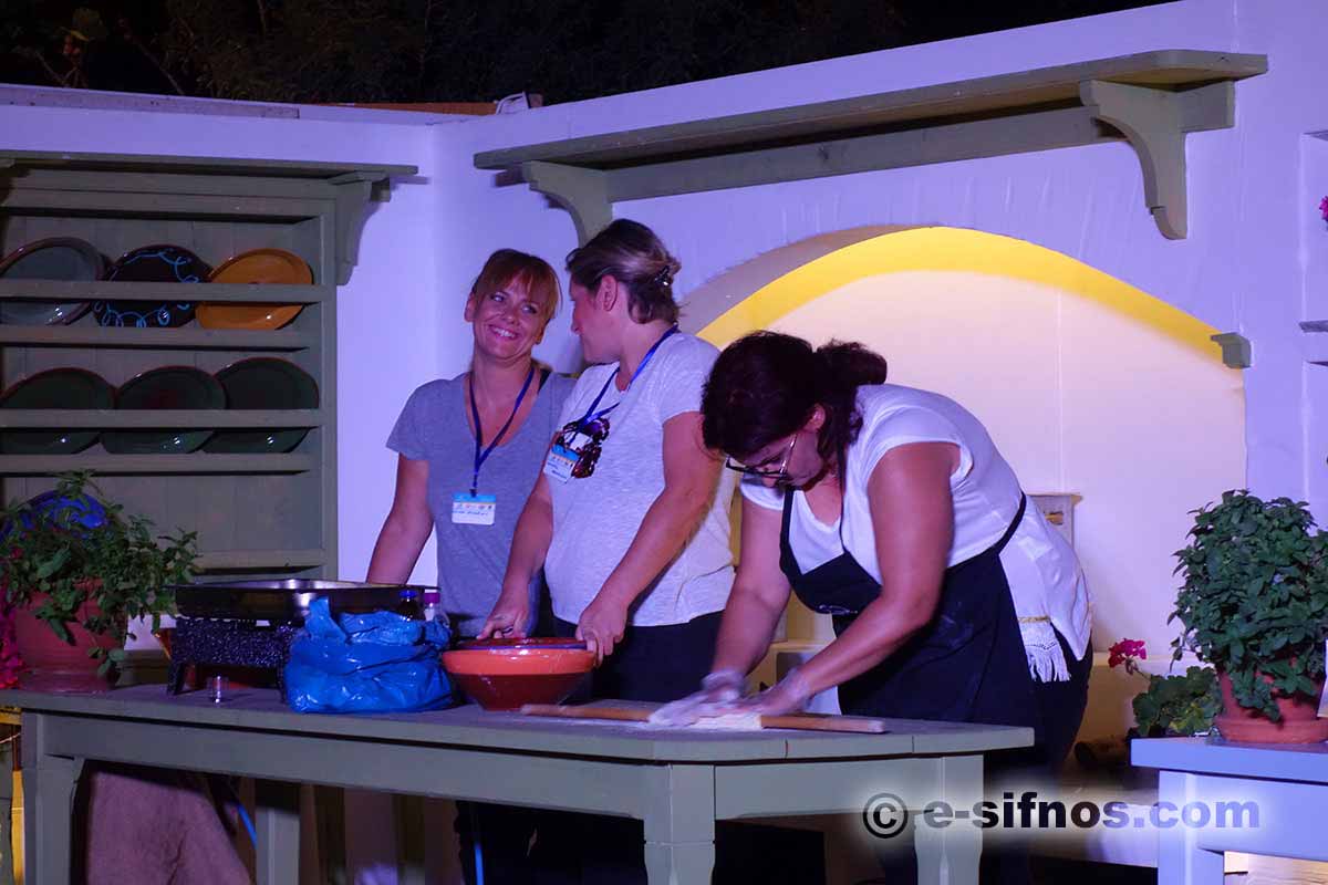 Présentation d'une recette traditionnelle de Syros, au Festival de la gastronomie des Cyclades