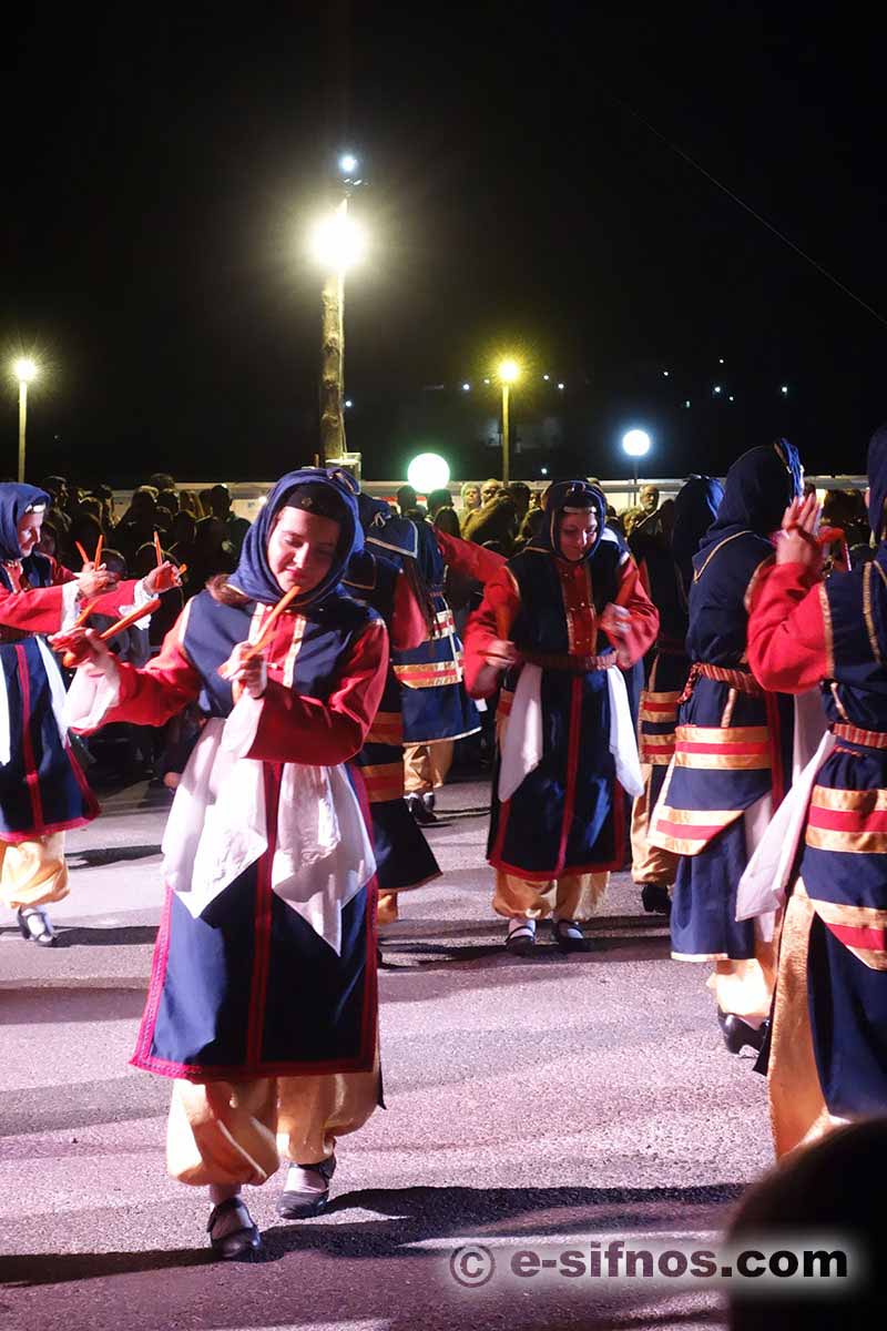Présentation de danses traditionnelles grecques au Festival de la Gastronomie cycladique