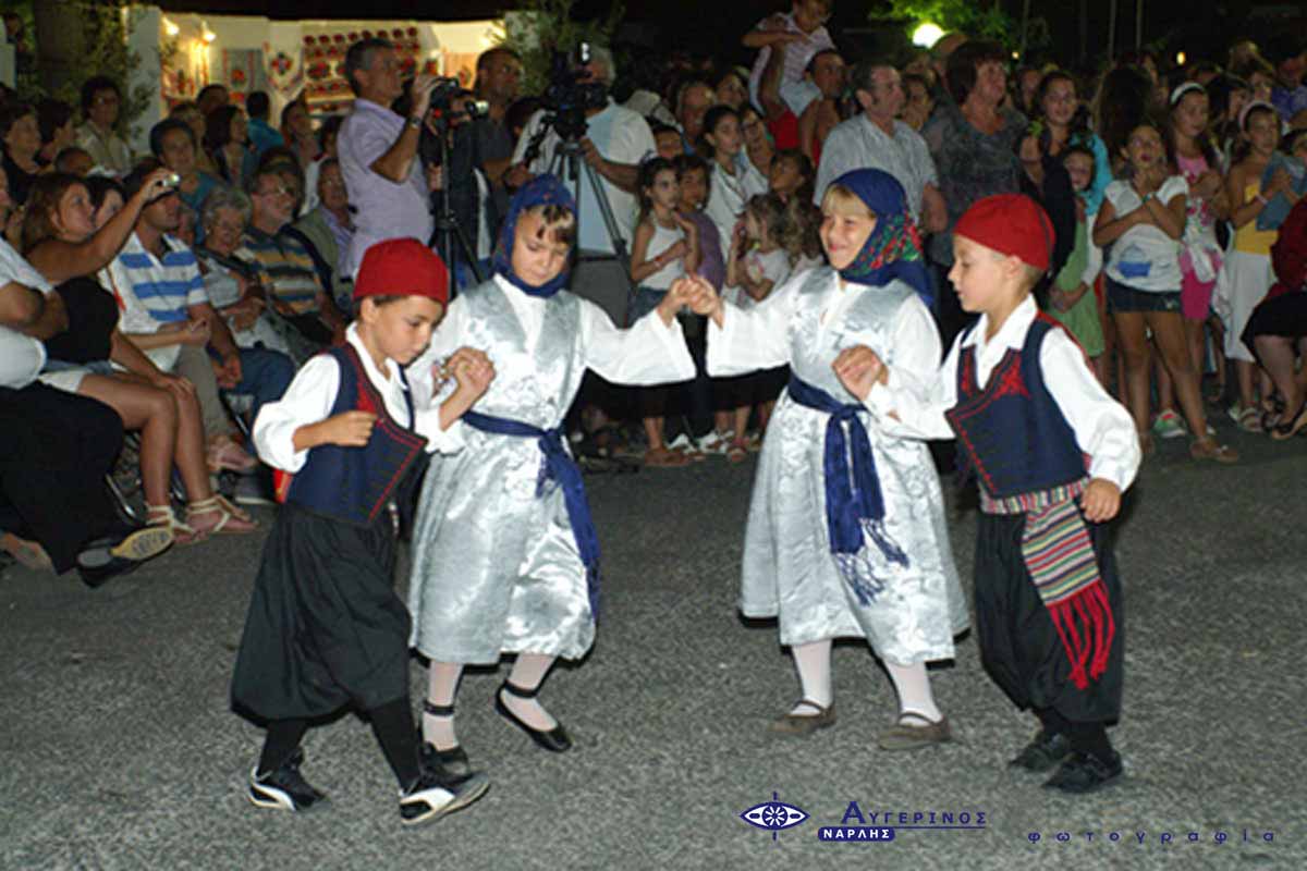 Présentation de danses traditionnelles grecques par les enfants au Festival de la Gastronomie cycladique