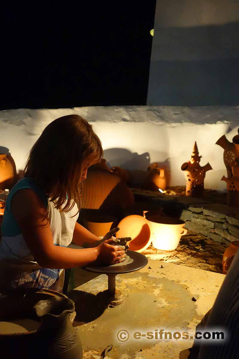Cours d'art de la poterie au Festival de la Gastronomie cycladique à Sifnos