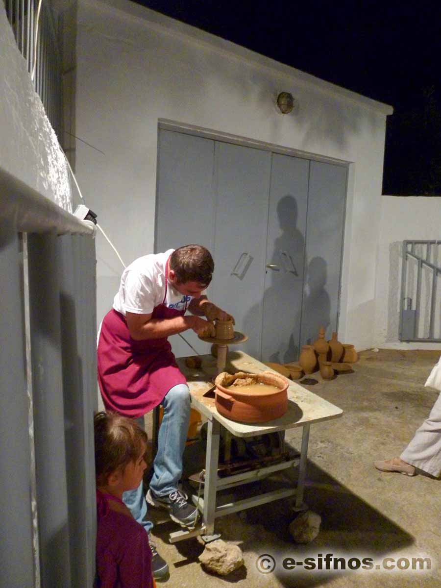 Présentation de l'art de la poterie au Festival de la Gastronomie cycladique