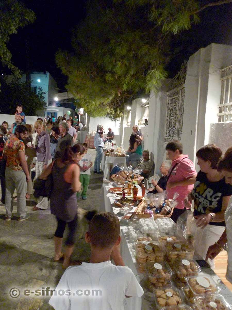 Le petit bazar à l'allée centrale d'Artemonas, au Festival de la gastronomie des Cyclades