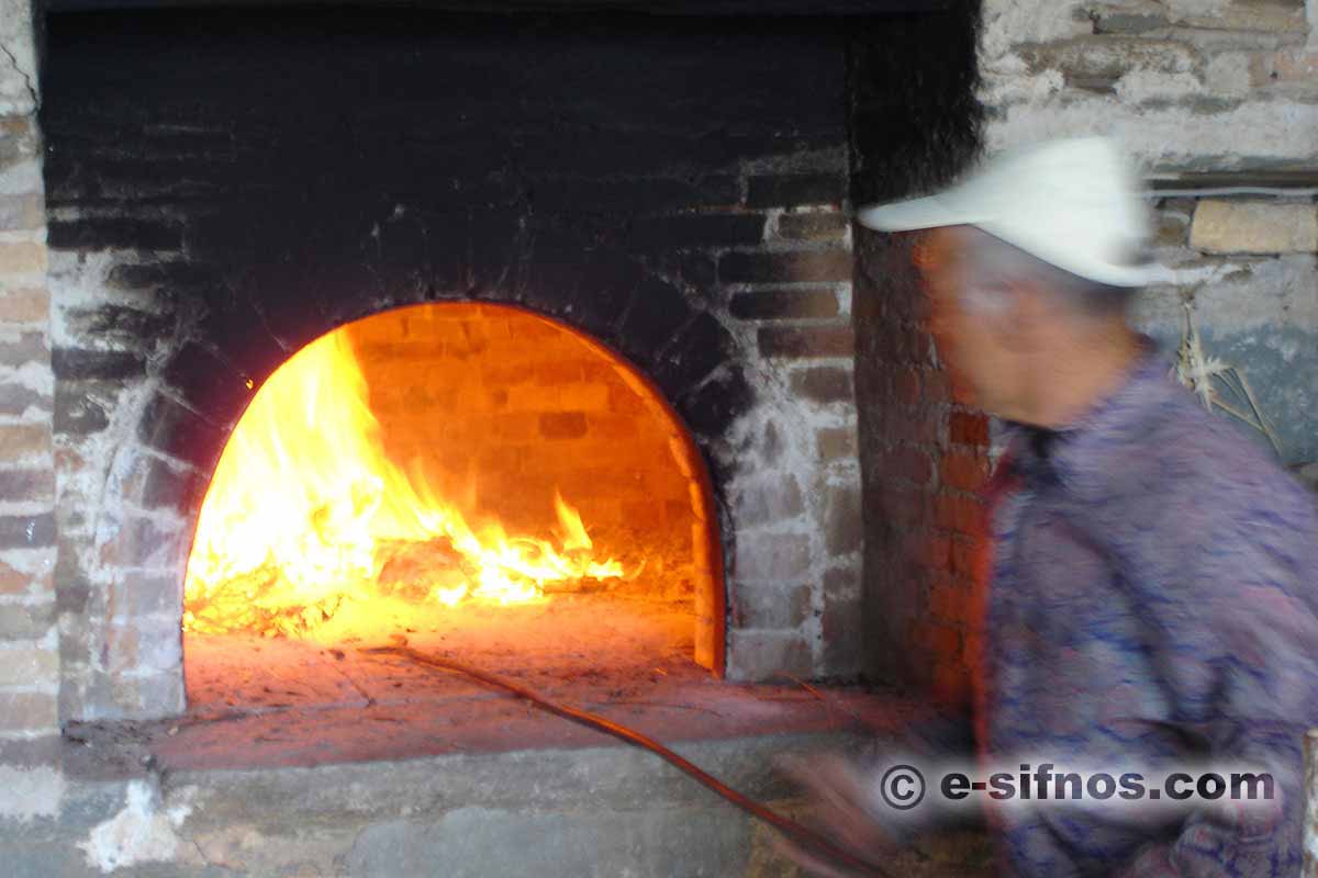 Préparation du four à bois, pour la nourriture traditionnelle de Pâques-mastelo- à Sifnos