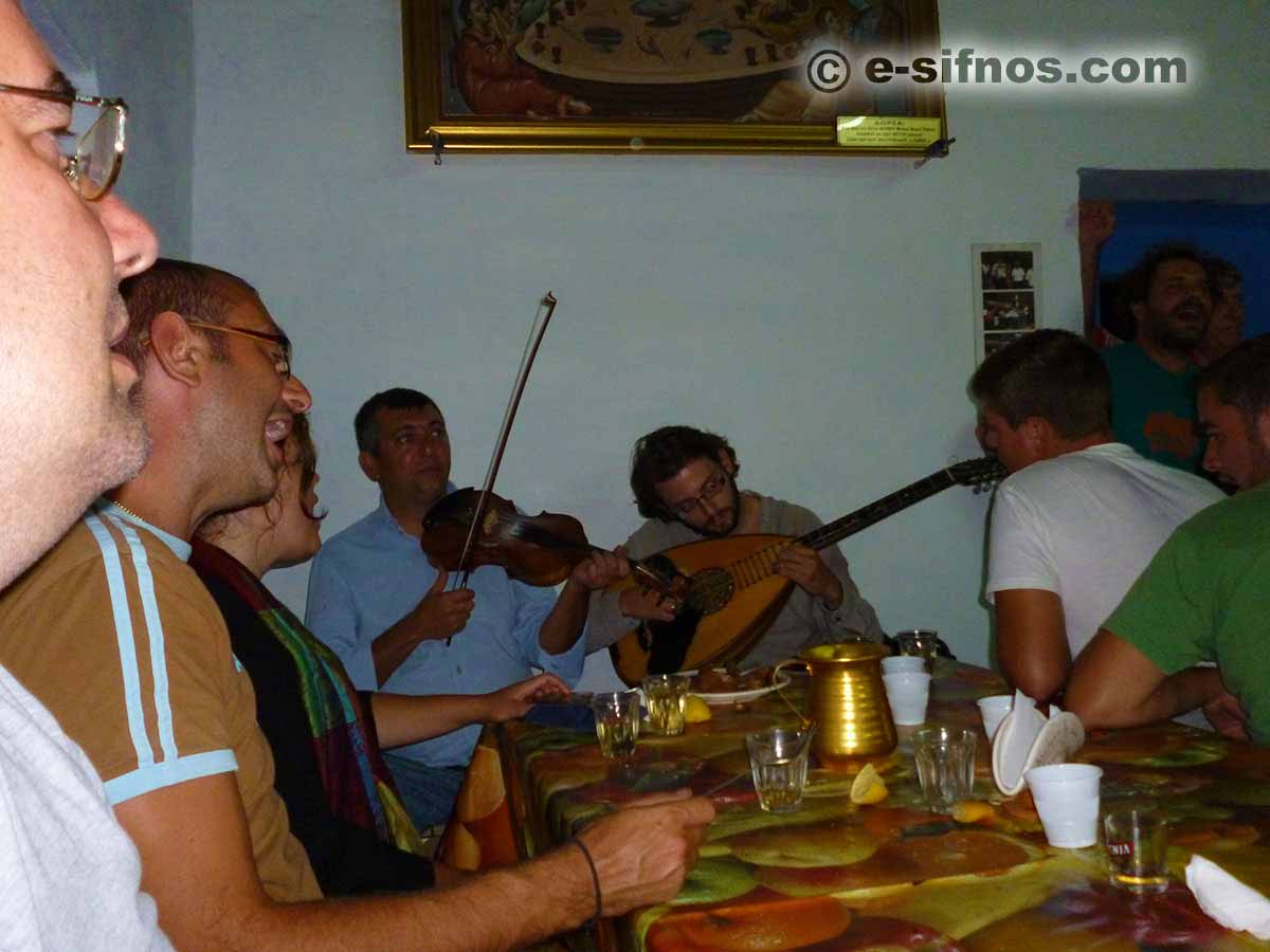Les violons jouent dans la fête de Ai Gianis Mavro Horio et les gens chantent