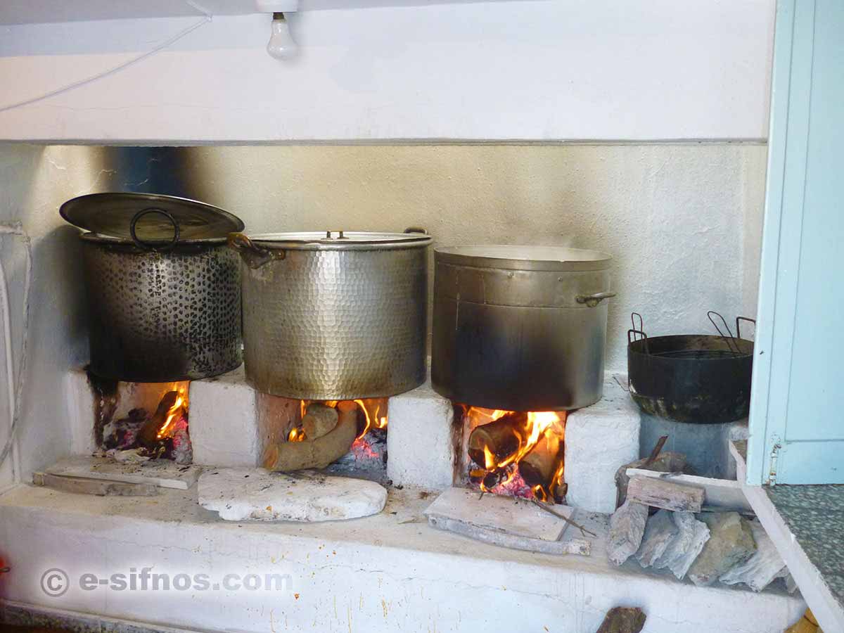 Préparation de la nourriture à la fête de Stavros, à Faros, le 13 Septembre