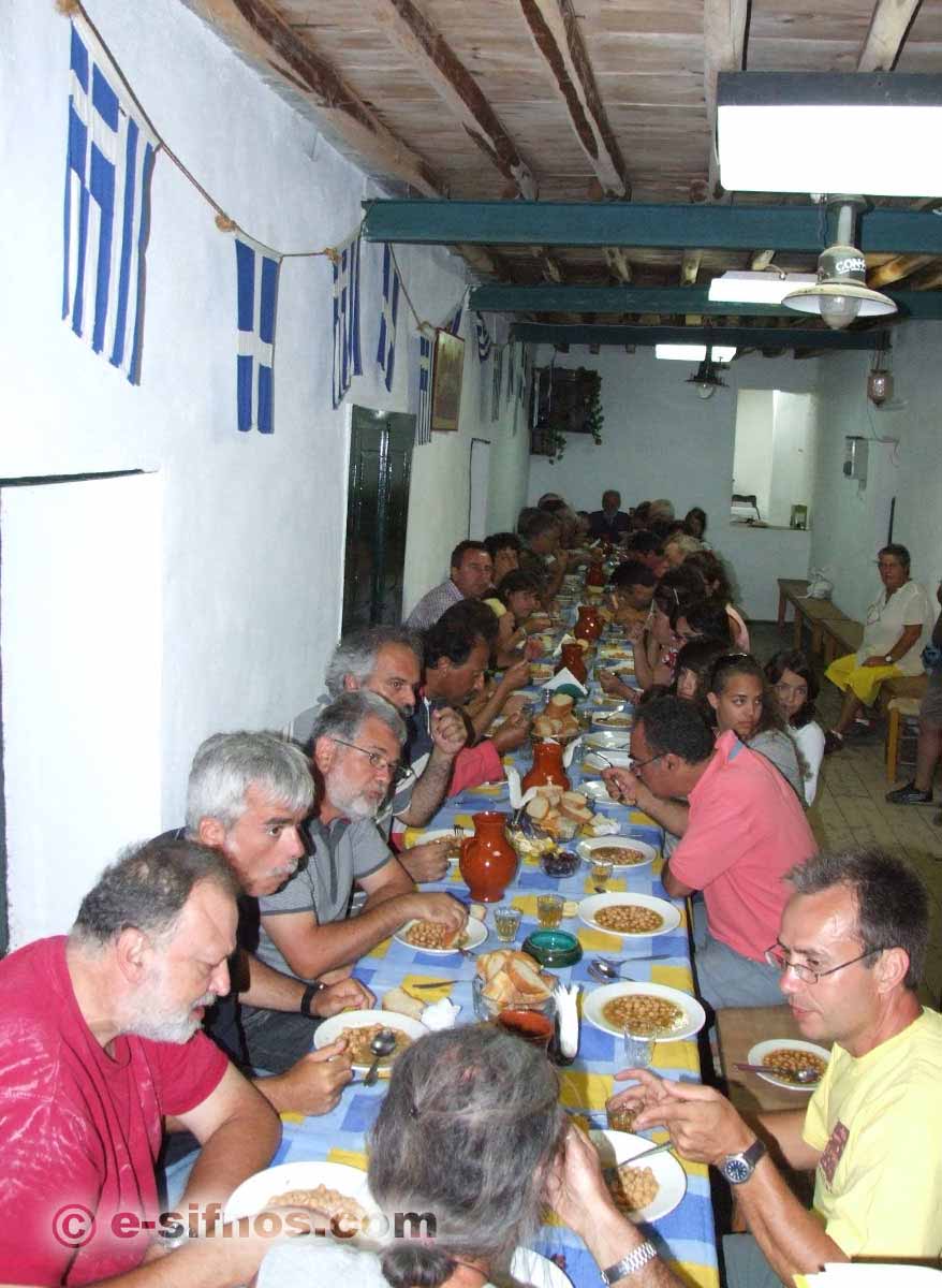 Personnes mangeant de la soupe de pois chiches à la fête de Panagia Tosso Nero