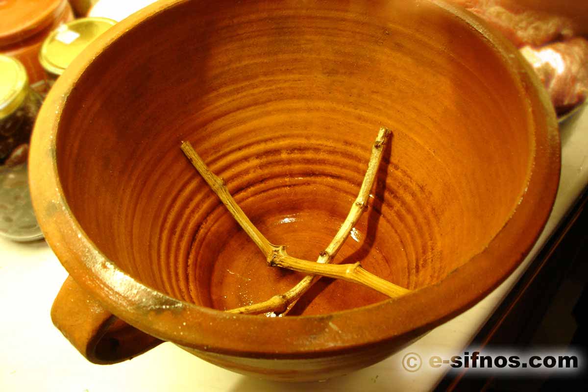 Le pot de poterie traditionnelle, mastelo, qui est utilisé pour la préparation de la nourriture de Pâques