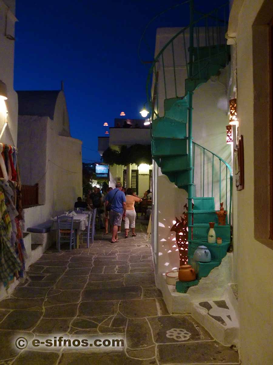 La ruelle commerciale d'Apollonia, à Sifnos