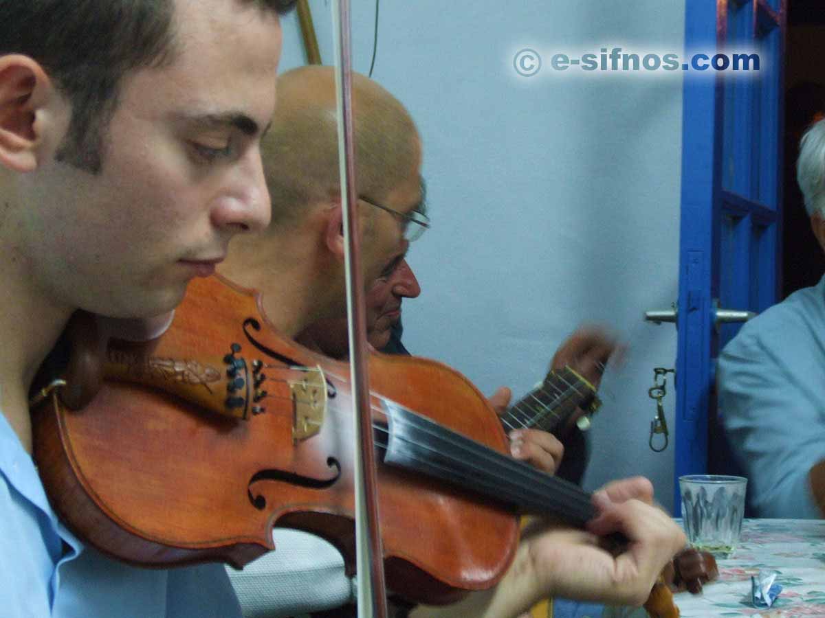 Musiciens traditionnels à une fête à Sifnos