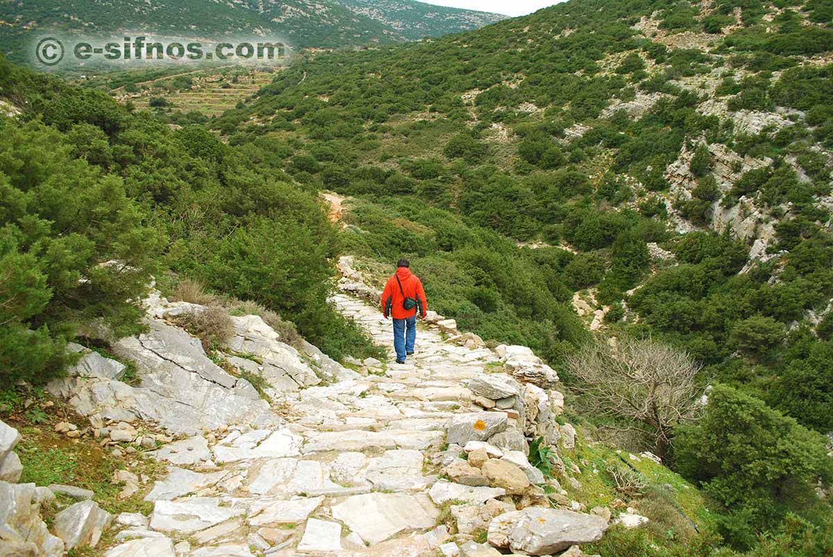 Chemin dans la zone Natura 2000 de Sifnos